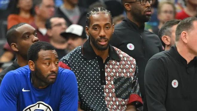 梅西赛前将球衣赠予安哥拉总统，总统回赠他一座纪念奖杯