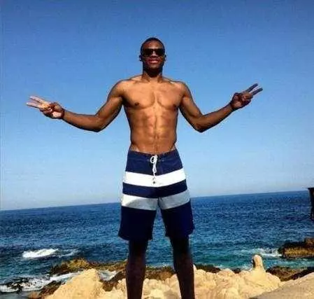 4防1被打穿！国足狼狈1幕：禁区内滑倒送礼，澳洲球迷狂欢