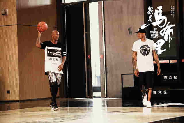 巴里·邦兹正式打破汉克·阿伦的历史纪录，756 轰让棒球历史翻开新的一页